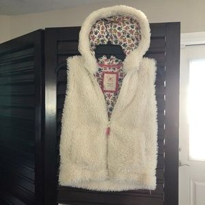 Mini Boden Girls 9/10 Hooded Faux Fur Vest Cream